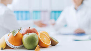 Nutritionist explains the benefits of nutrition therapy to her client